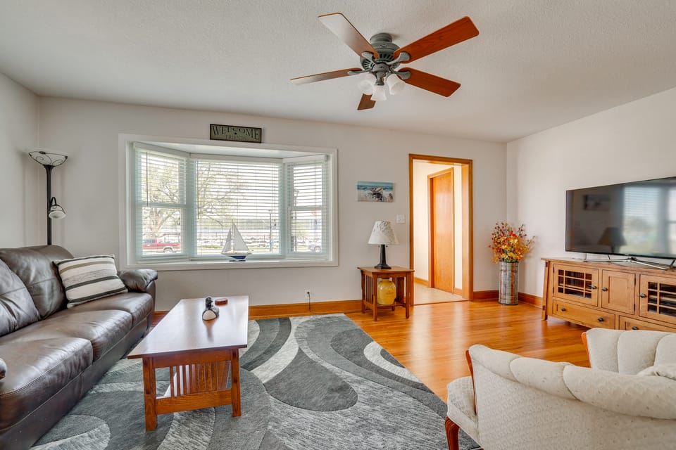 Steps to Lake Pepin, Beach! Charming Home w/ Patio House in Lake Pepin