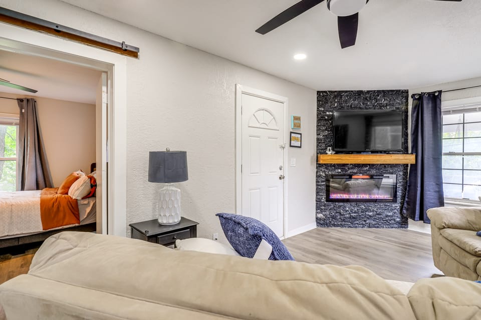 Game-Day Getaway Near Arrowhead Stadium & Casinos! House in Kansas City
