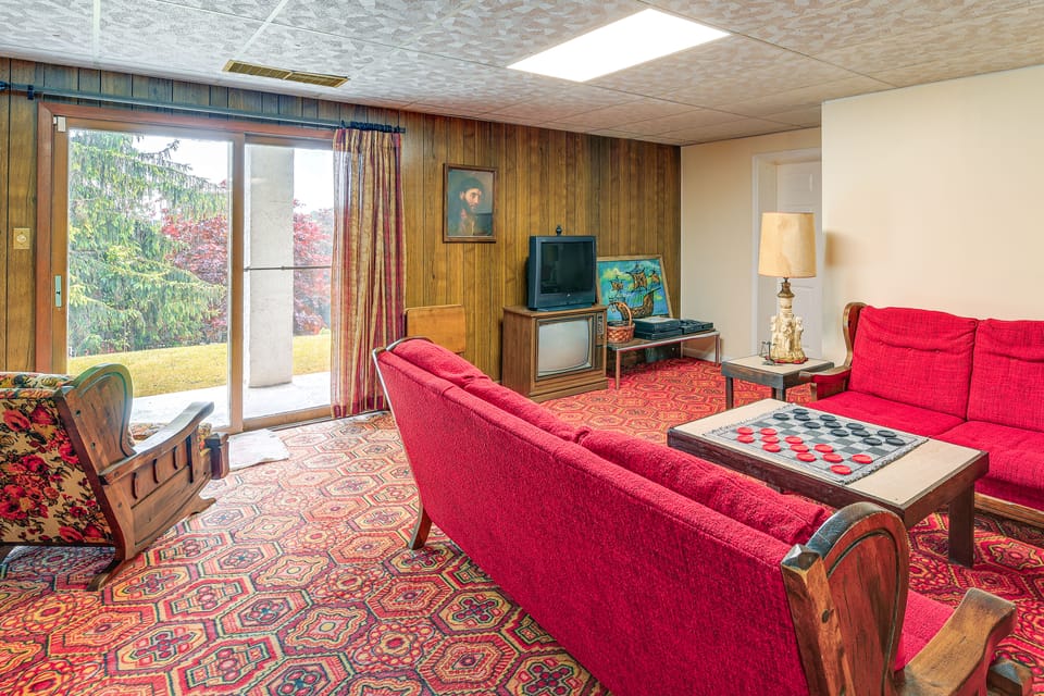 Great for Large Groups! Massive Princeton Estate House in West Virginia