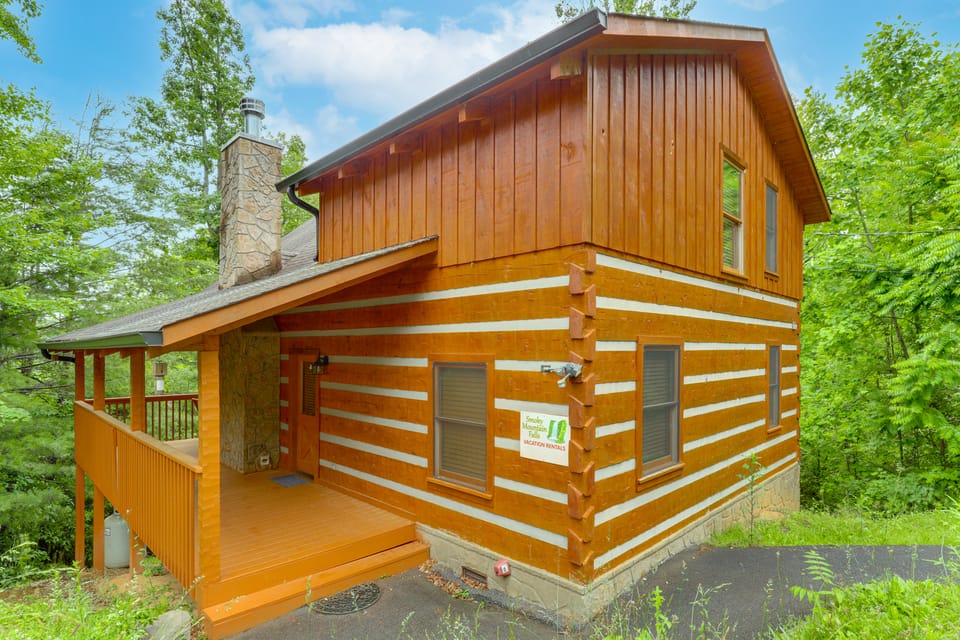 Smoky Mtn Oasis w/ Hot Tub! 5 Mi to SkyLand Ranch House in Pigeon Forge