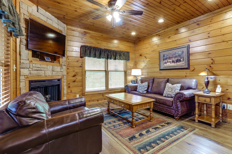 Hot Tub & Game Room! Resort Cabin 4 Mi to GSMNP House in Gatlinburg