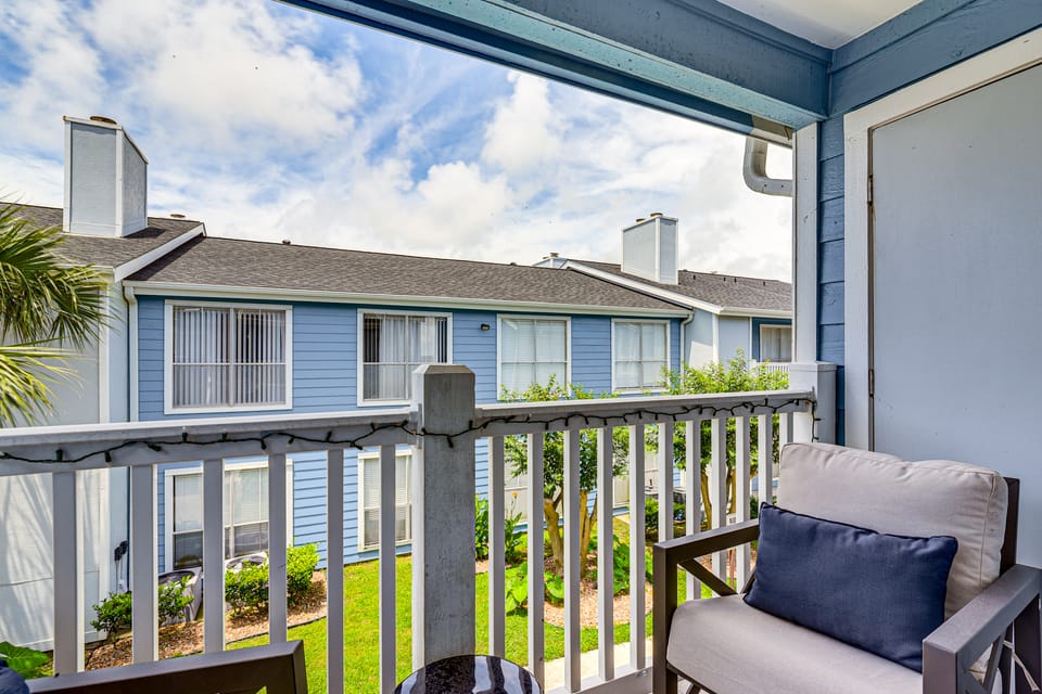 Gorgeous Condo Close to Beach and Local Favs Apartment in Galveston Island