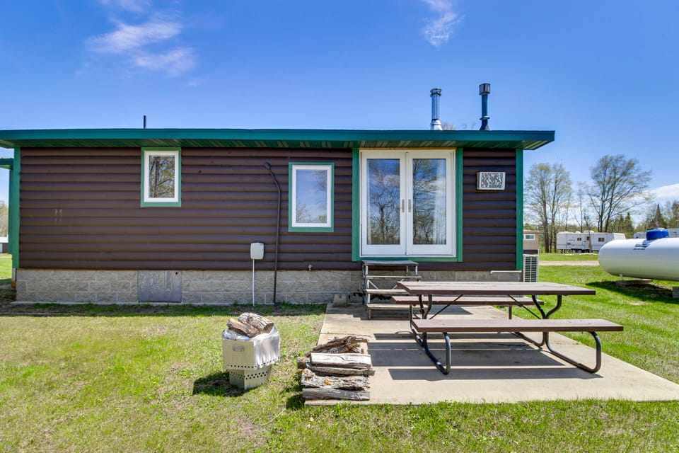 Minnesota Lake Escape! Waterside Resort Cabin House in Minnesota