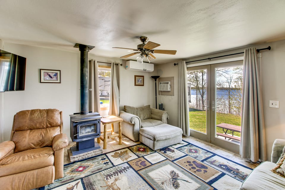 Minnesota Lake Escape! Waterside Resort Cabin House in Minnesota