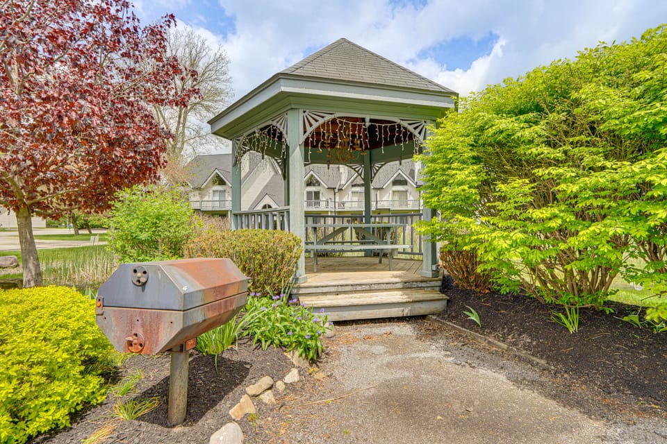 Walk to Holiday Valley Pool & Lifts! Family Escape Apartment in Ellicottville