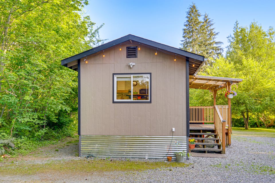 Pet-Friendly Quaint Cottage: Park-Like Setting Apartment in Everett