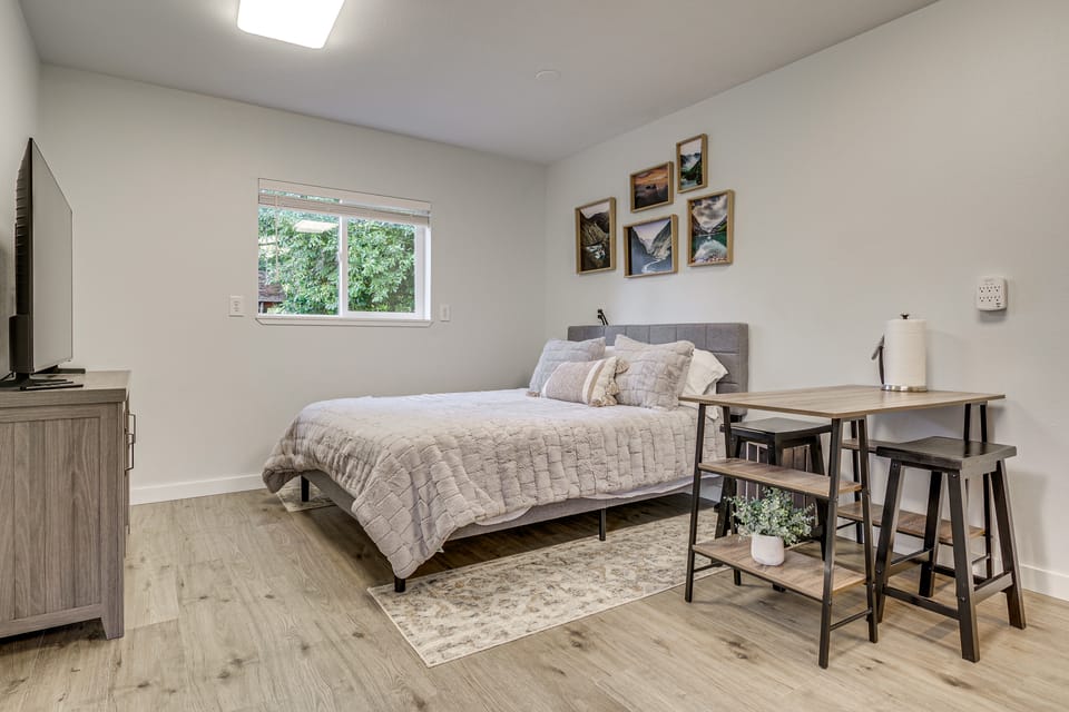 Pet-Friendly Quaint Cottage: Park-Like Setting Apartment in Everett