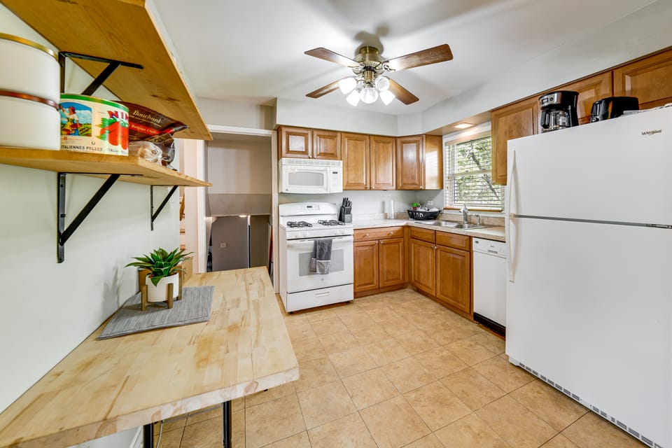 2 Mi to I-88 & Hospital! Extended Naperville Stay House in Naperville