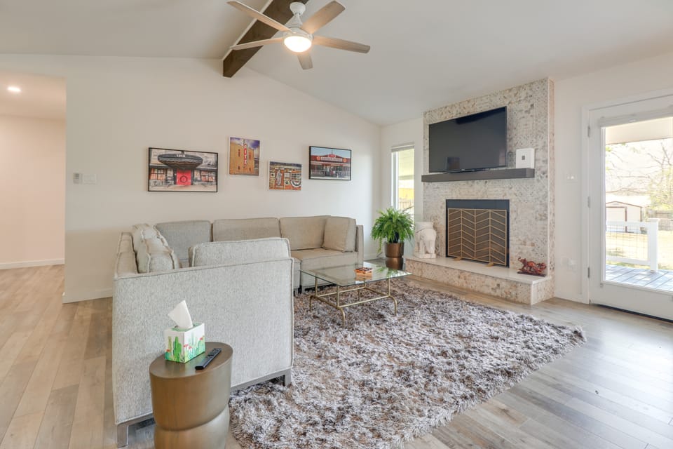 Updated MCM Hill Country Charmer 14 Mi to Dtwn ATX House in Austin