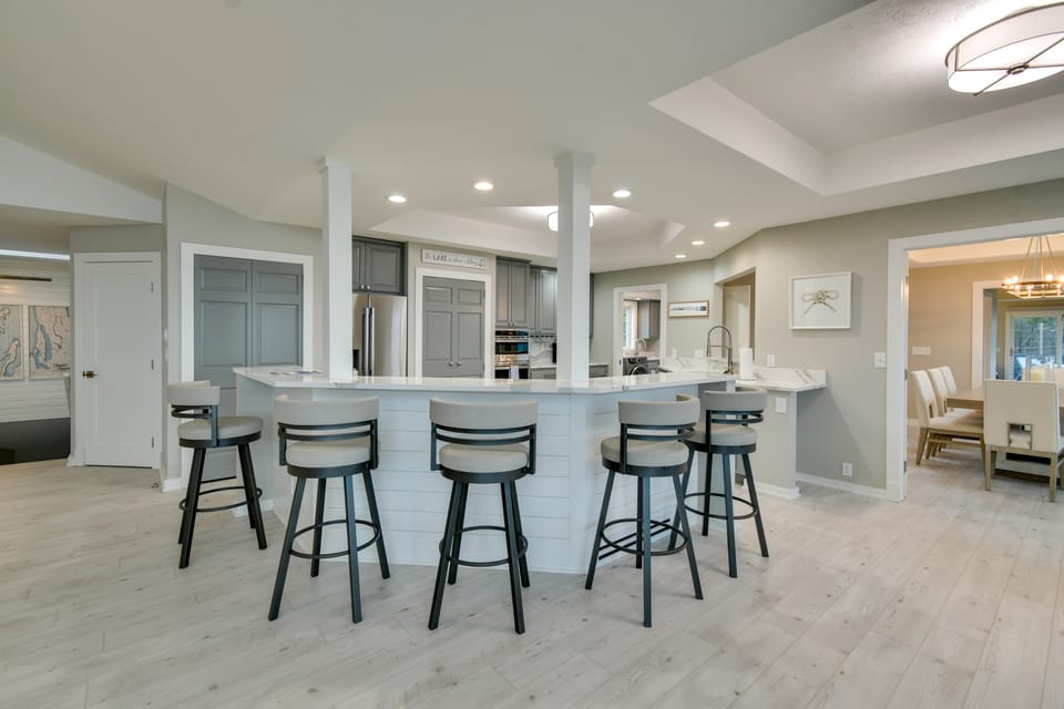 Rooftop Deck, Bay Views! Traverse City Penthouse Apartment in Michigan