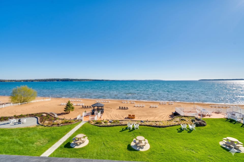 Rooftop Deck, Bay Views! Traverse City Penthouse Apartment in Michigan