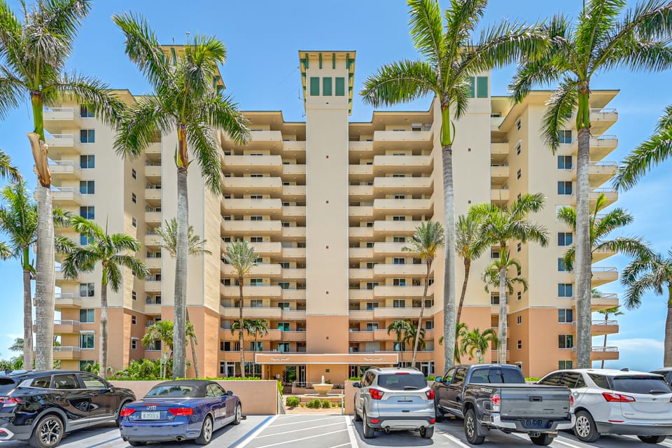 Beachfront Condo w/ Wide Balcony in Marco Island! Apartment in Marco Island
