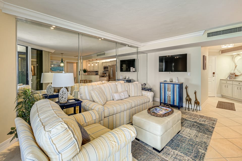 Community Perks & Stunning Views! Marco Island Gem Apartment in Marco Island