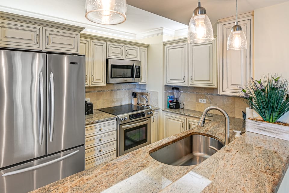 Community Perks & Stunning Views! Marco Island Gem Apartment in Marco Island