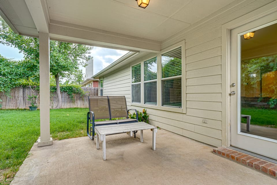Fenced Yard & Patio! Family Escape in DFW Suburbs House in Fort Worth