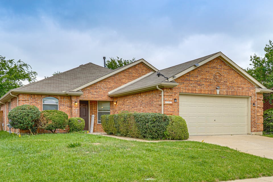 Fenced Yard & Patio! Family Escape in DFW Suburbs House in Fort Worth