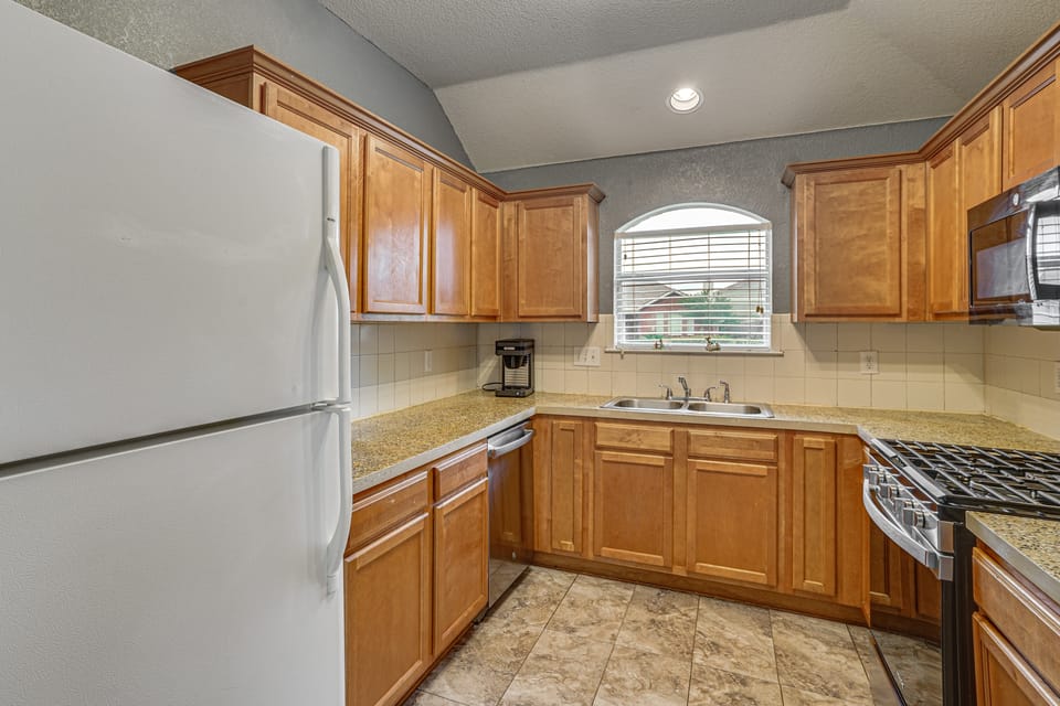 Fenced Yard & Patio! Family Escape in DFW Suburbs House in Fort Worth