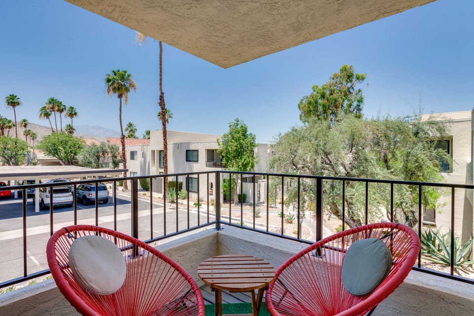 Unwind Poolside, Walk to El Paseo: Desert Oasis! Apartment in Palm Desert