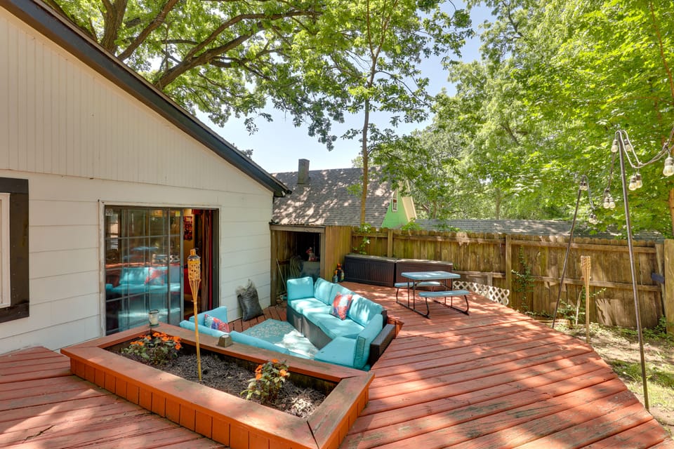 13 Miles to Arrowhead Stadium! BBQ-Ready Home Base House in Kansas City