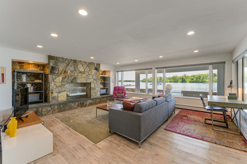 Hull Bay Waterfront Home: Private Dock & Apartment House in Hull