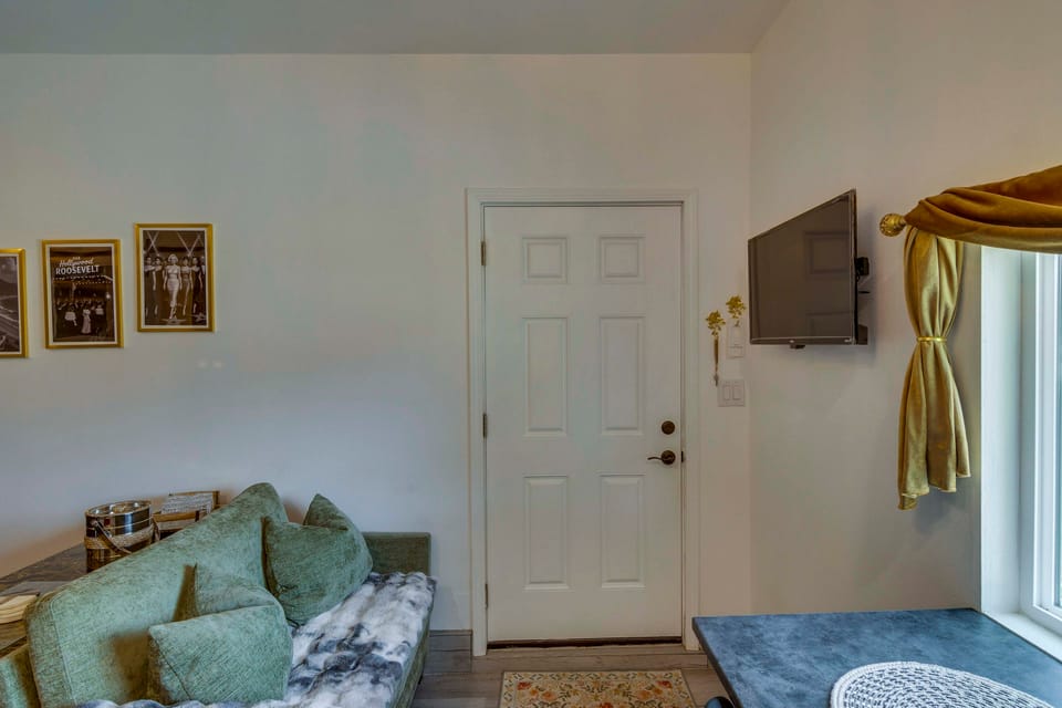 Great for Work! Chic & Cozy Los Angeles Unit Apartment in North Hollywood
