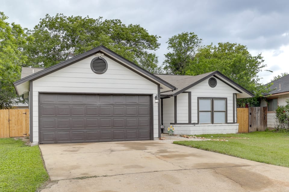 3 Mi to SeaWorld! Cozy Family Home w/ Patio House in San Antonio