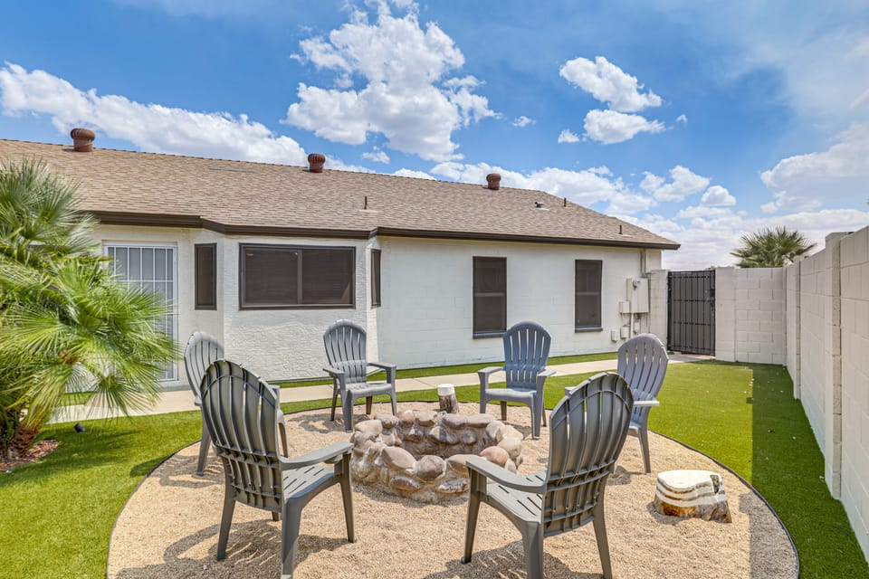 Pool & Mini Putting Green! Peoria Desert Oasis House in Glendale