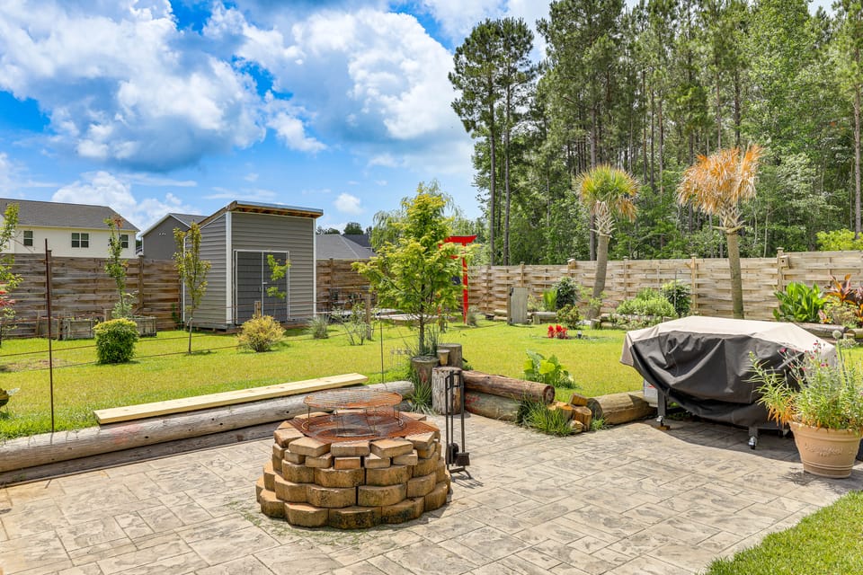 6 Mi to Camp Lejeune! Family Home w/ Koi Pond House in North Carolina