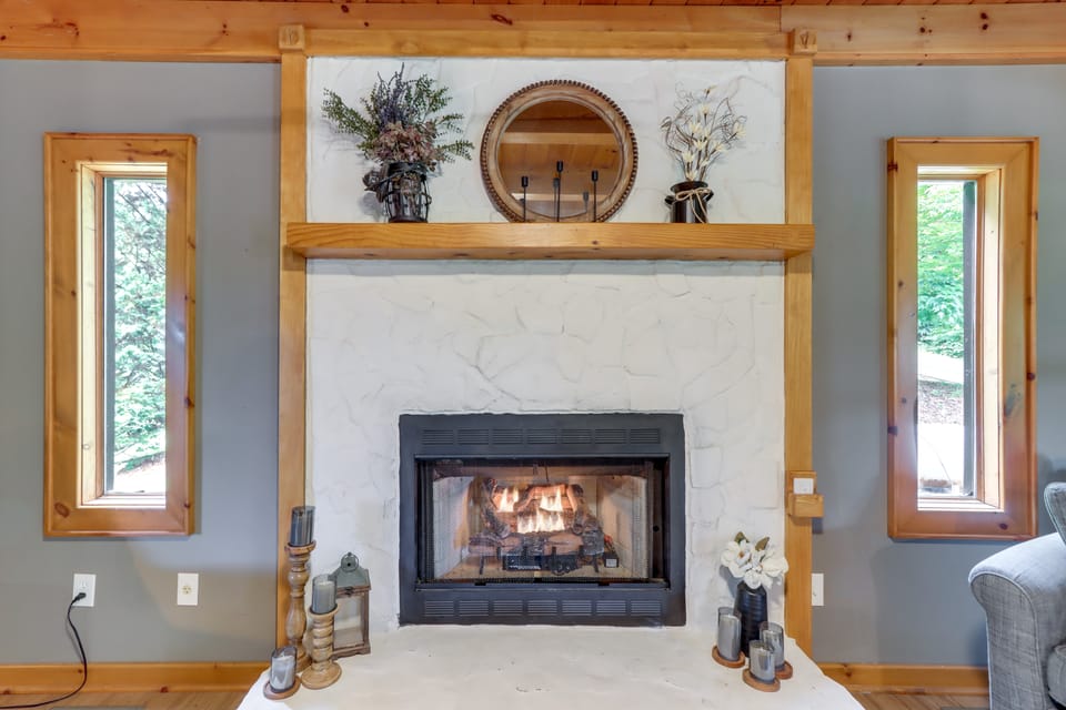Fire Pit w/ Mtn Views! Blue Ridge Cabin Retreat House in Georgia