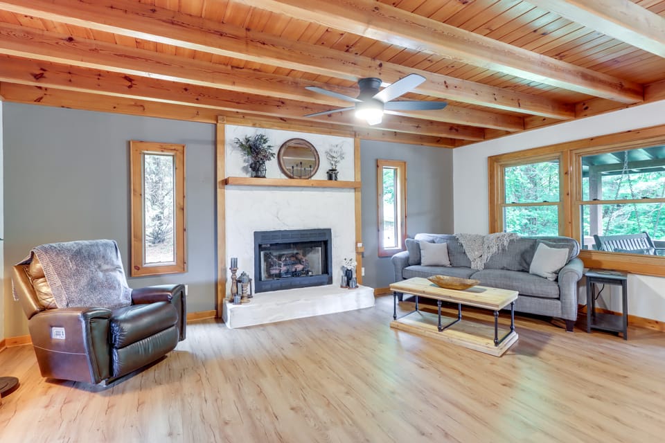 Fire Pit w/ Mtn Views! Blue Ridge Cabin Retreat House in Georgia