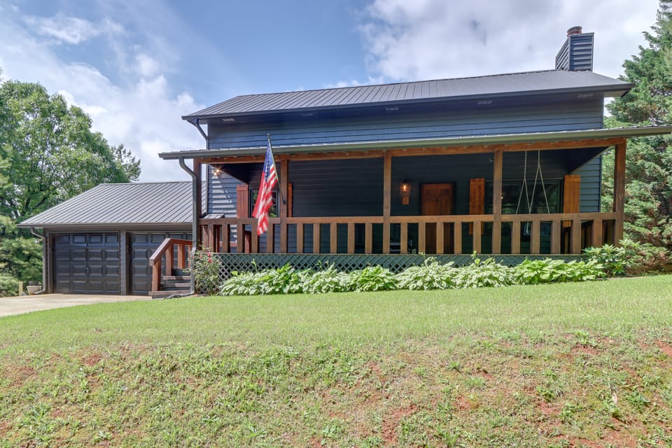 Fire Pit w/ Mtn Views! Blue Ridge Cabin Retreat House in Georgia