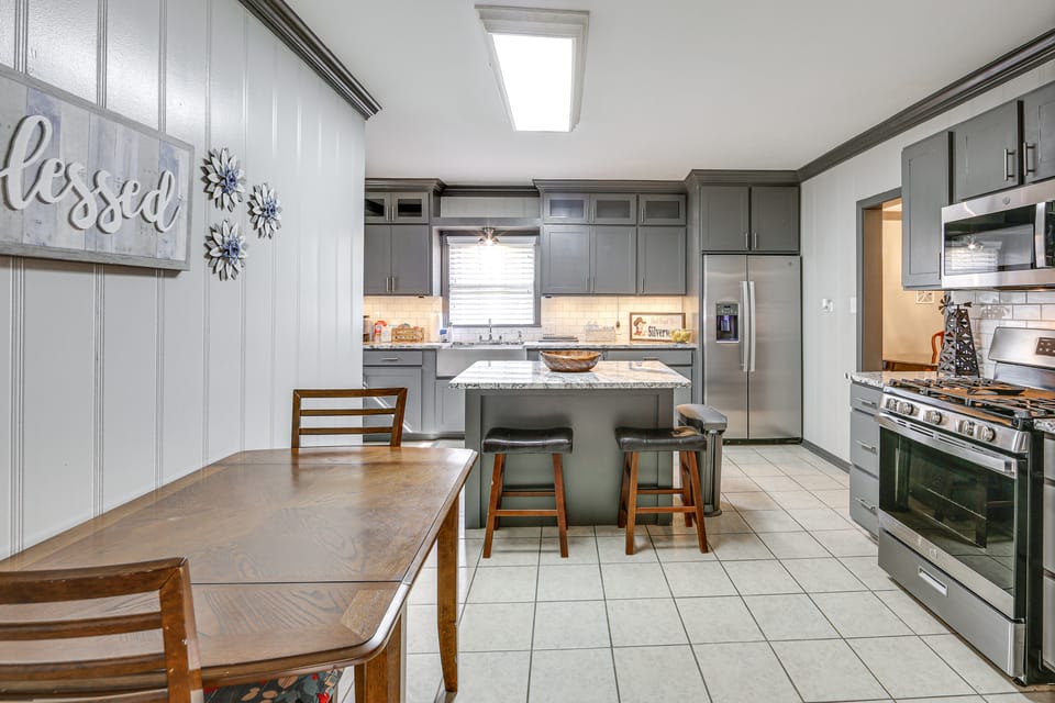 Pets Welcome! Comfortable and Spacious! Sleeps 6 House in Frankston
