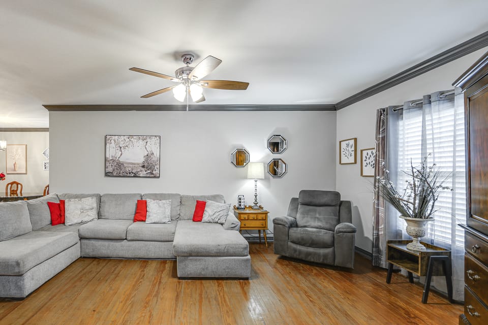 Pets Welcome! Comfortable and Spacious! Sleeps 6 House in Frankston