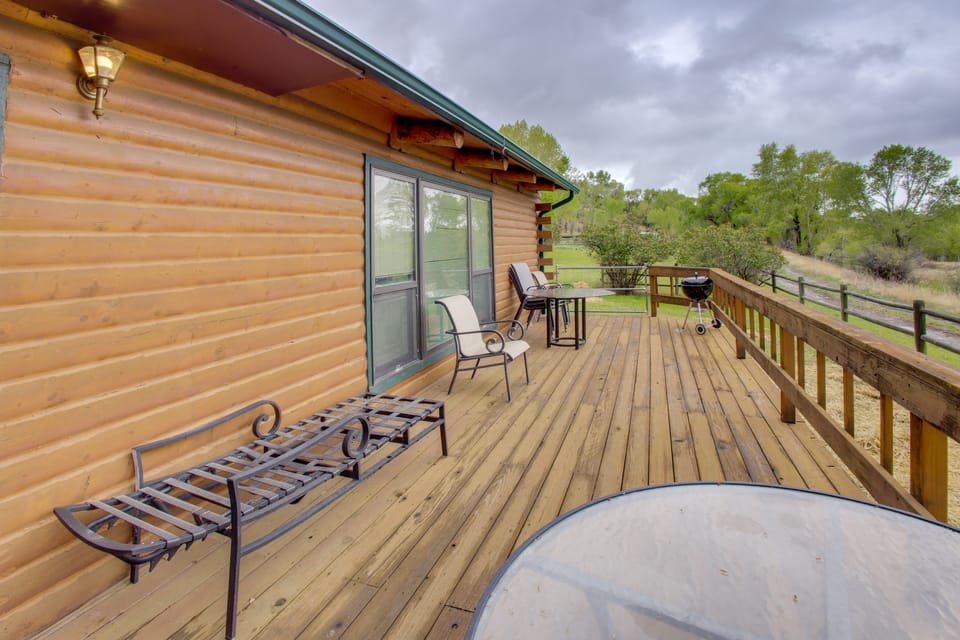 Mountain Views + BBQs: Updated Cody Cabin House in Wyoming