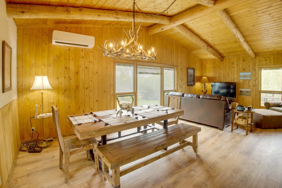 Mountain Views + BBQs: Updated Cody Cabin House in Wyoming