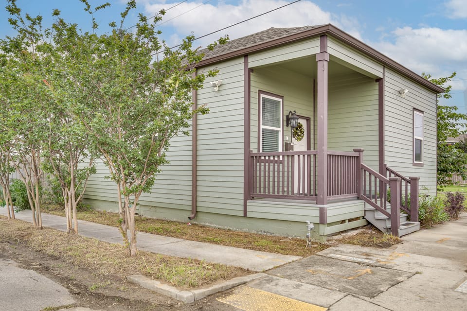 Explore NOLA! Chic Extended Stay w/ Covered Porch House in New Orleans