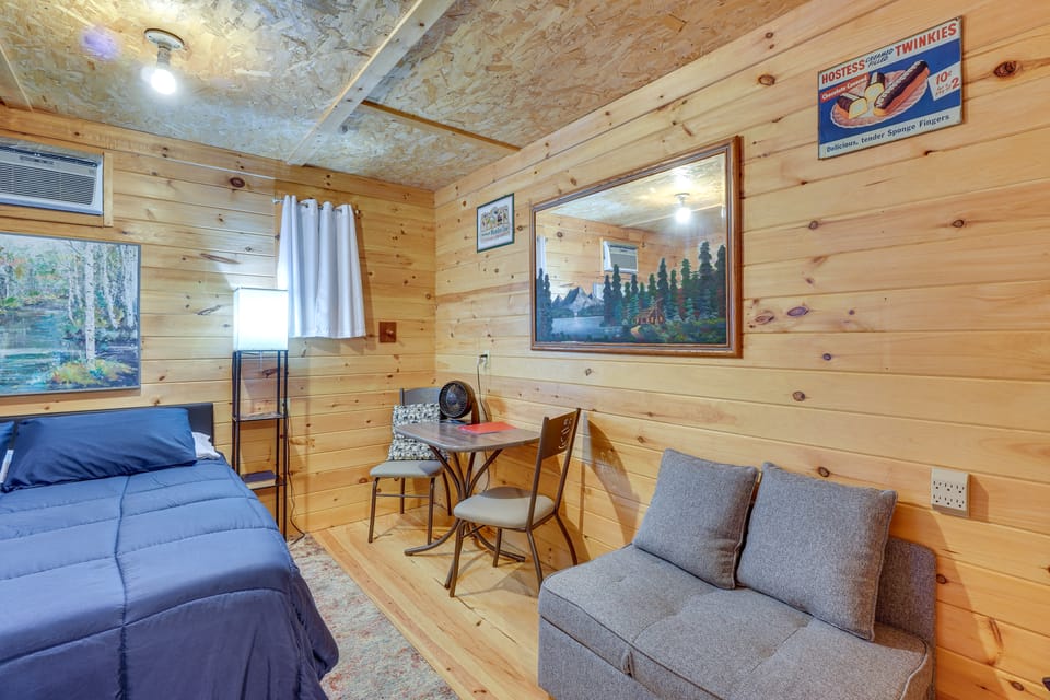 Smoky Mtn Tiny Cabin Hideaway: Hot Tub, Patio Apartment in Tennessee