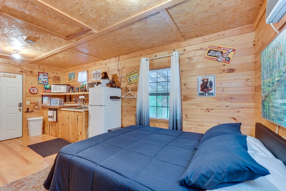 Smoky Mtn Tiny Cabin Hideaway: Hot Tub, Patio Apartment in Tennessee