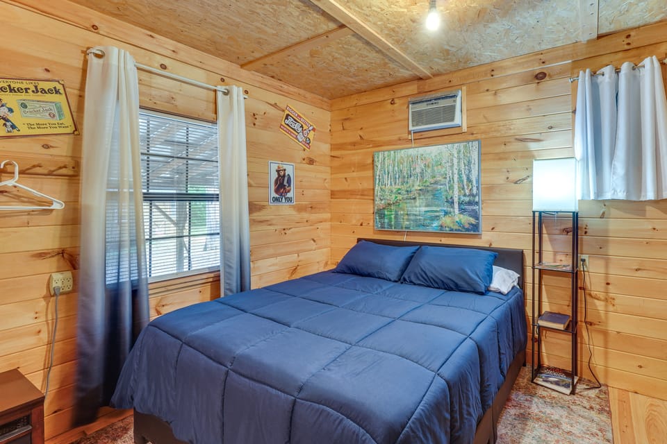 Smoky Mtn Tiny Cabin Hideaway: Hot Tub, Patio Apartment in Tennessee