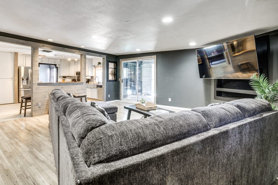 2 Mi to Chinatown Vegas! Quiet Oasis, Patio & Pool House in Spring Valley
