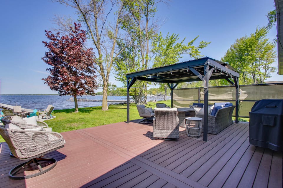 Lakefront Family Home w/ Dock & Views in Cecil! House in Wisconsin