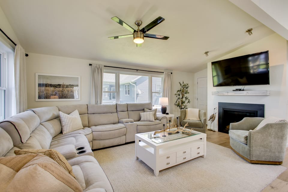 Lakefront Family Home w/ Dock & Views in Cecil! House in Wisconsin