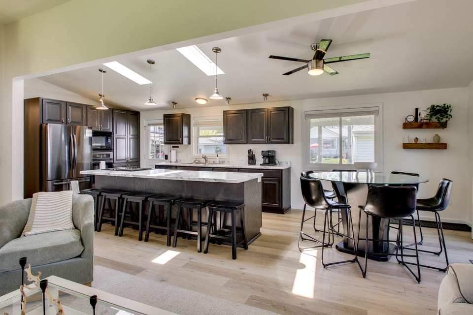 Lakefront Family Home w/ Dock & Views in Cecil! House in Wisconsin