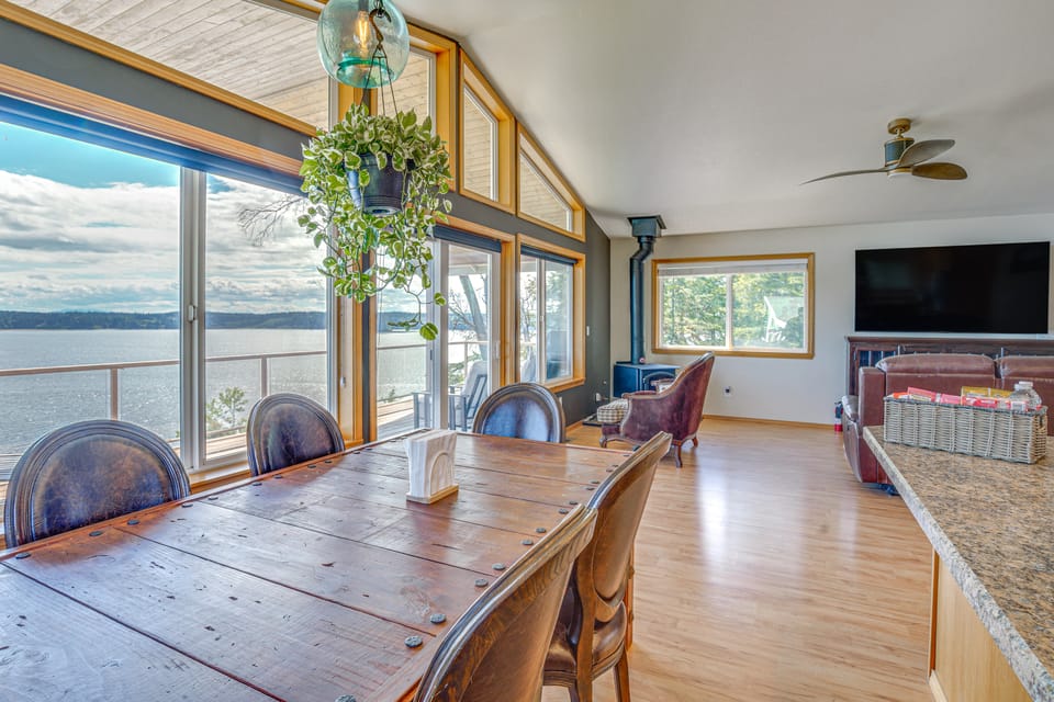 South-Facing Herron Island Retreat w/ Sound Views! House in Herron Island