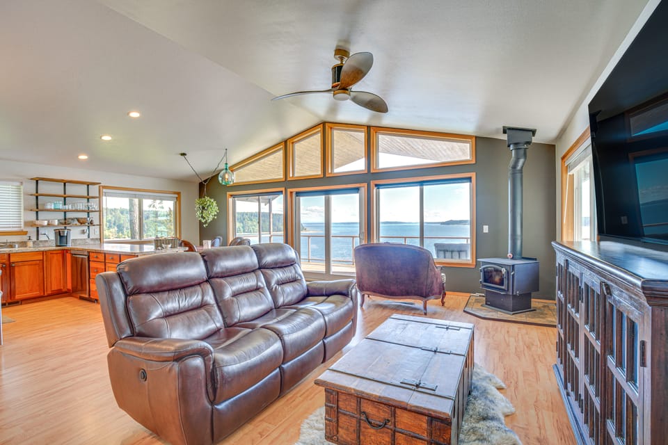 South-Facing Herron Island Retreat w/ Sound Views! House in Herron Island