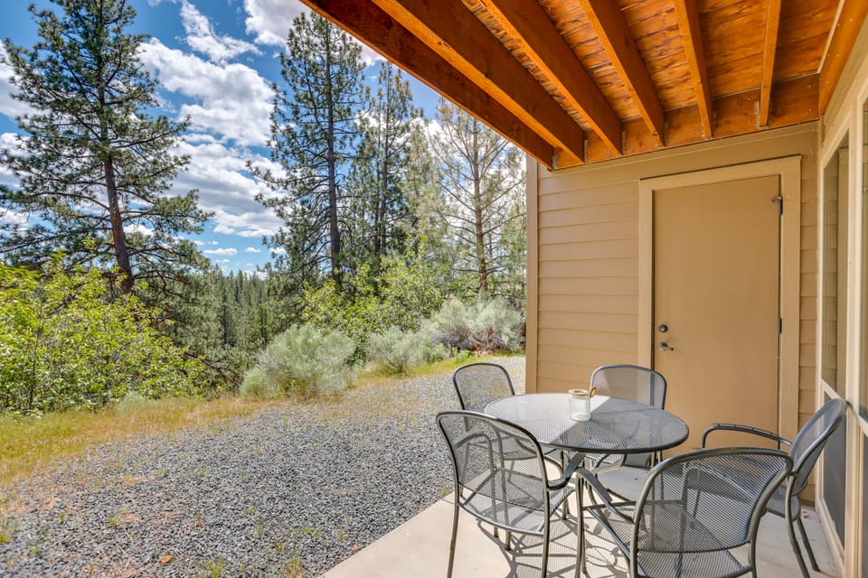 Resort Pool & Trails! Cozy Seventh Mountain Condo Apartment in Deschutes River Woods