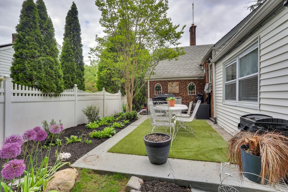 Retreat w/ Yard Near NYC & MetLife Stadium! Apartment in Teaneck