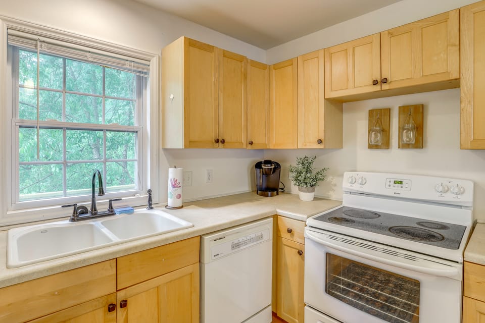 Asheville Couple's Retreat w/ Balcony & Views! Apartment in Asheville