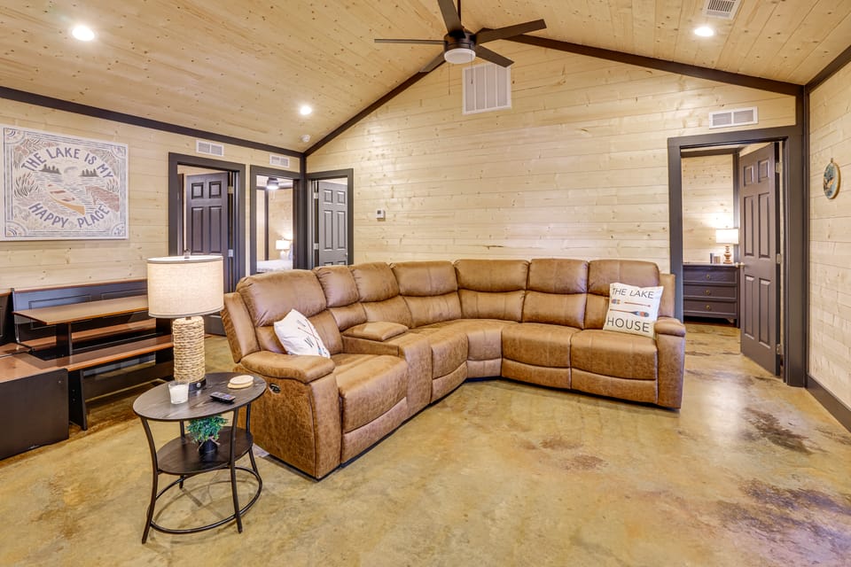 Walk to Water: Irvin Cobb Resort Cabin! House in Lake Barkley