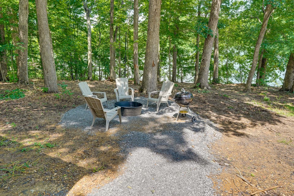 Walk to Water: Irvin Cobb Resort Cabin! House in Lake Barkley